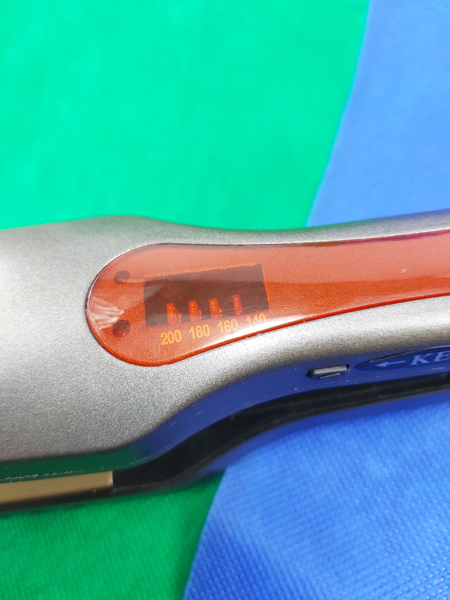 YI LU FA Wide Hair Iron / Straightener | 70W | 200°C (Max)