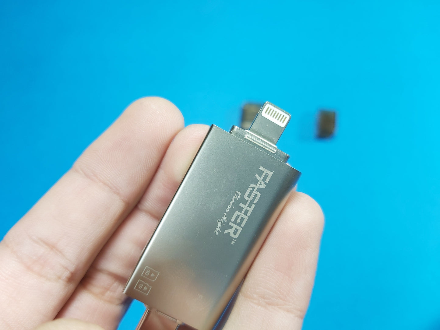 Premium Metal Card Reader | Type-C & Lightning Connectors | SD & Micro SD Card Slots | FU101